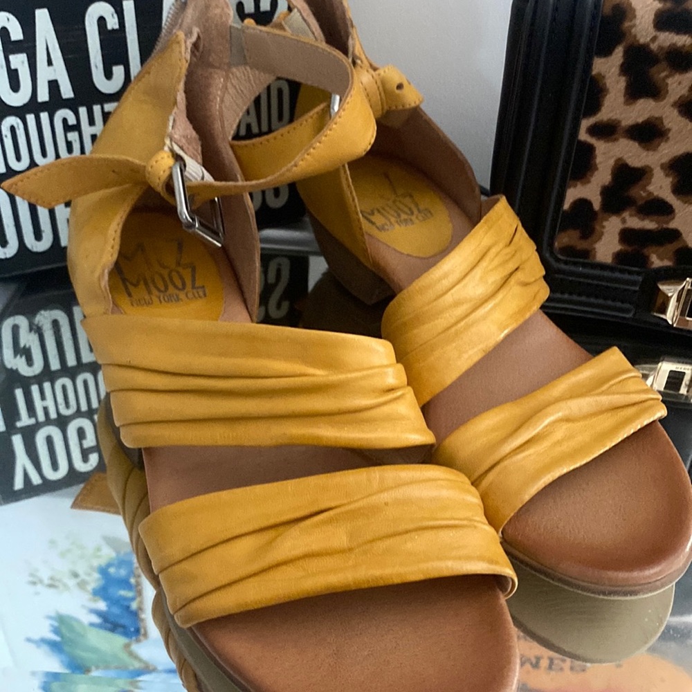 Miz Mooz supple leather sandals. size 38 Retail $159